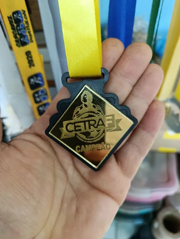 Kit com 24 medalhas personalizadas em MDF e acrílico — 6 cm